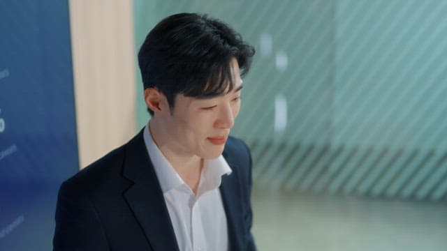 회의실에서 발표하는 남성