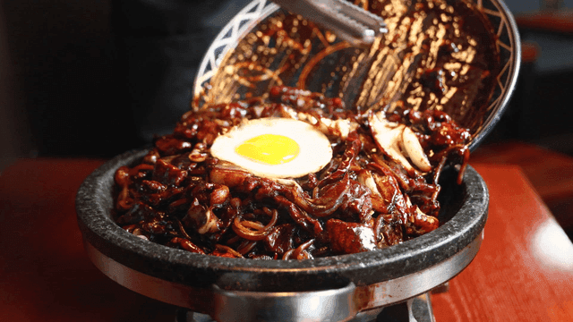 계란을 올린 돌판 짜장면