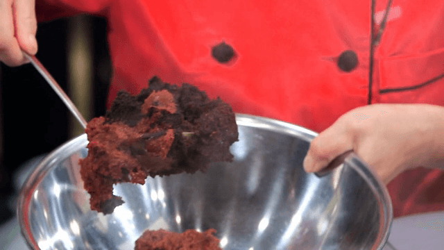 끓는 육수에 고추장 추가