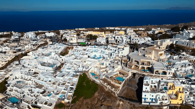 바다 옆 절벽 위의 하얀 건물들