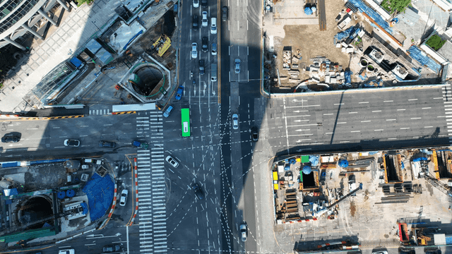 건설현장이 있는 도시의 교차로