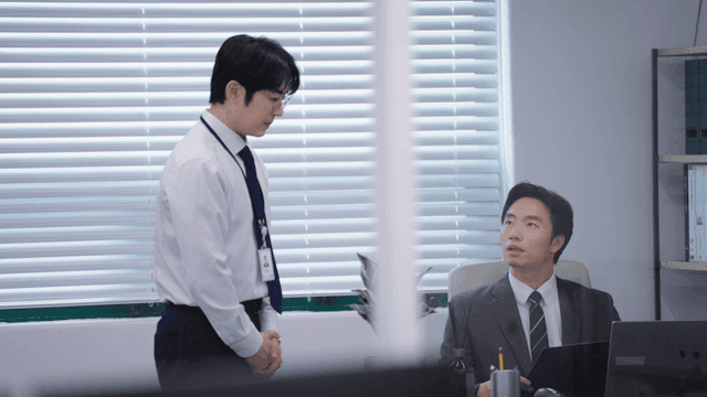 직장 상사에게 혼나는 직원