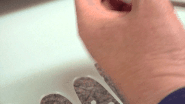 공장에서 장갑 내부 섬유를 조립하는 손