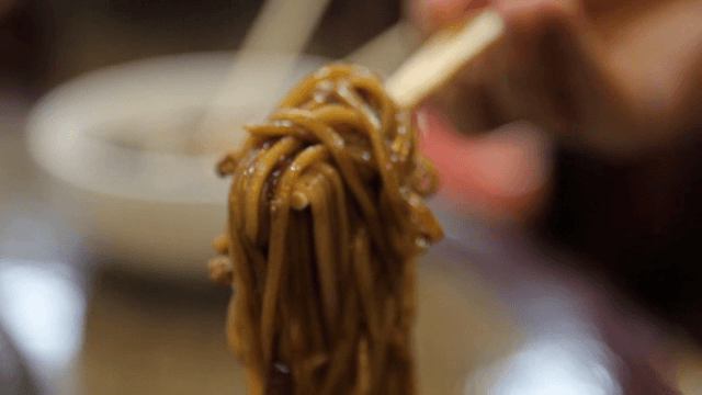 짜장면을 젓가락으로 들어올리는 모습