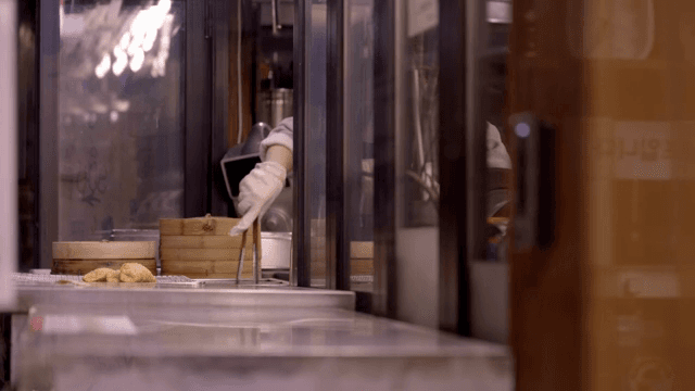 주방에서 만두를 준비하는 요리사