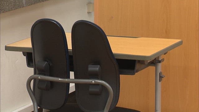 빈 의자와 책상이 있는 교실