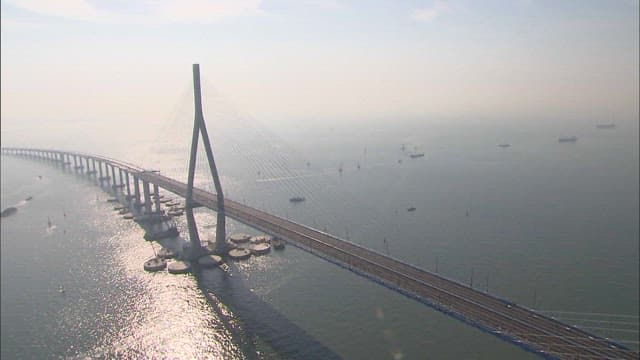 바다 위에 길게 뻗은 인천대교