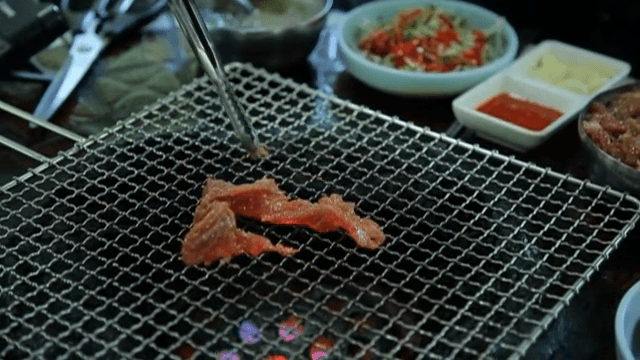 바비큐에서 구워지는 양념 갈비