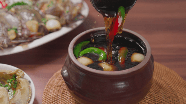 간장게장 소스가 담긴 항아리