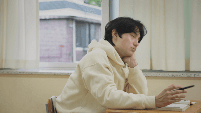 공부하다가 펜을 돌리며 집중하지 못하는 학생