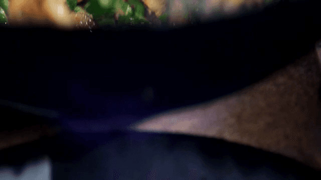 웍에서 새우, 고추, 다진 마늘 볶기