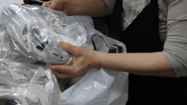 비닐봉지에 포장된 신발을 꺼내는 모습