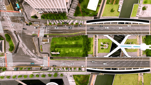 현대 도시 교차로의 항공 뷰