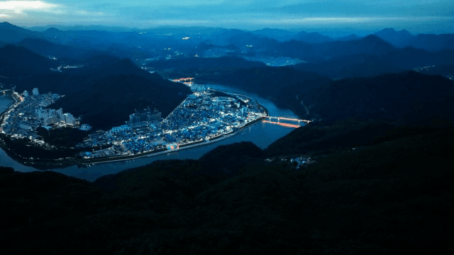 푸른 산 사이에 자리 잡은 경치 좋은 마을