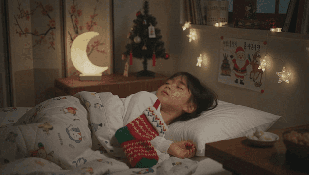 크리스마스 장식과 함께 자는 아이