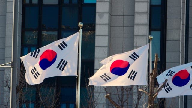 길가에 늘어서서 펄럭이는 태극기