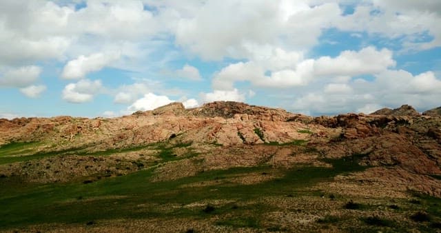 구름 낀 하늘 아래 바위산