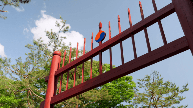 Hongsalmun with Taegeuk pattern