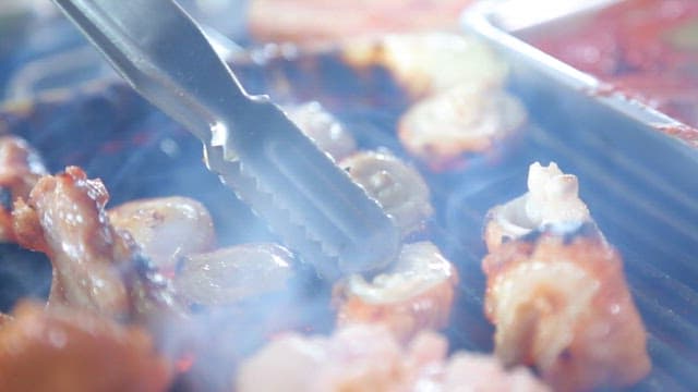 그릴 위 기름기 많고 노릇노릇한 막창 구이