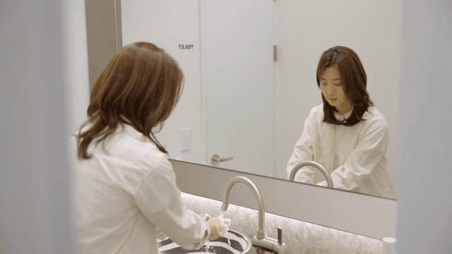화장실에서 손을 씻는 여성