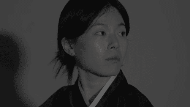 전통 의상을 입은 여성이 담배를 피우는 모습