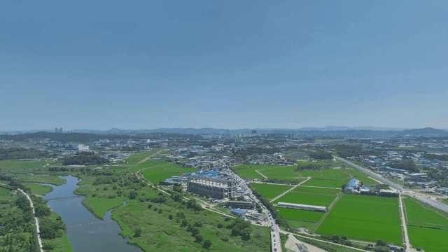 농촌 마을과 들판의 항공 뷰