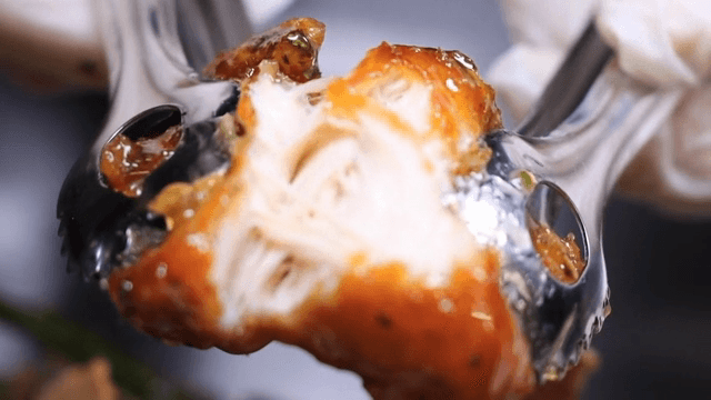 반으로 자르는 닭강정