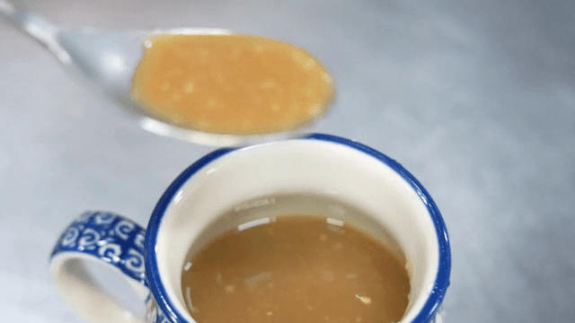 숟가락으로 뜨는 머그잔에 든 소스