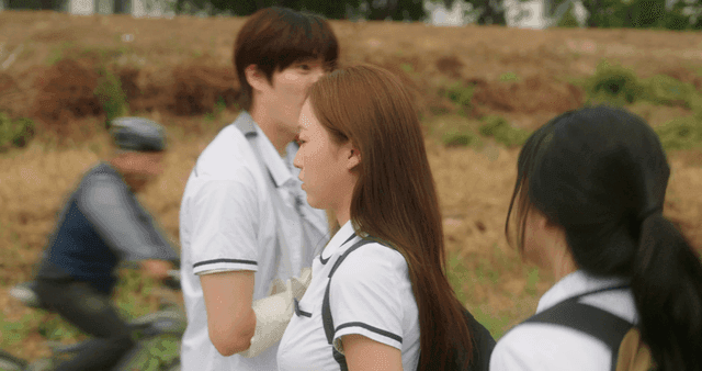 교복을 입고 야외에서 장난치는 학생들