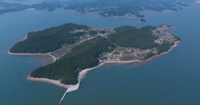 한적한 섬 해안 마을의 풍경