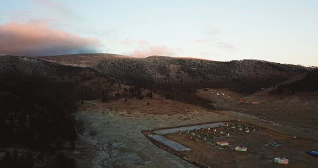 새벽의 고요한 산 풍경