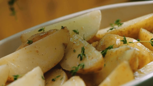 양념된 감자 웨지 요리