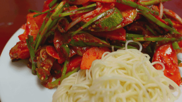 매콤한 골뱅이 무침과 소면 한 접시