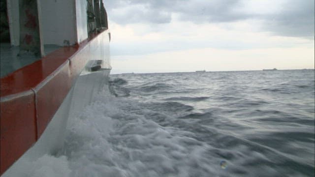 바다를 항해하는 배의 측면