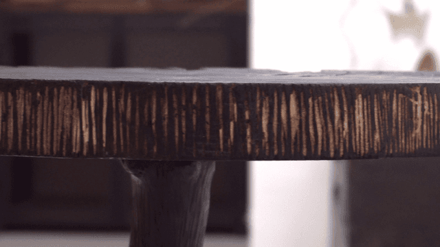 배경에 꽃병이 있는 나무 테이블