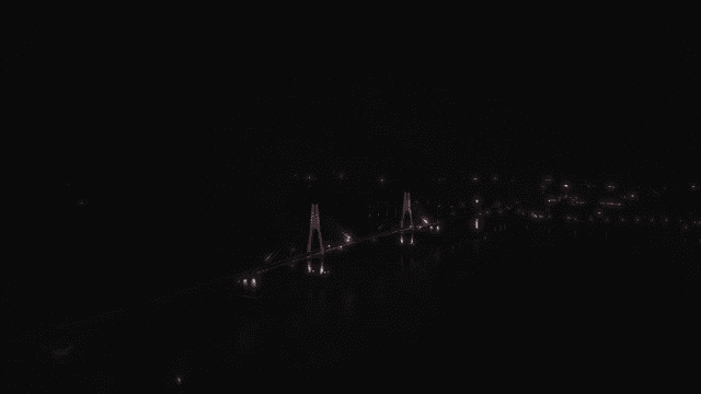 다채로운 조명이 있는 다리의 야경