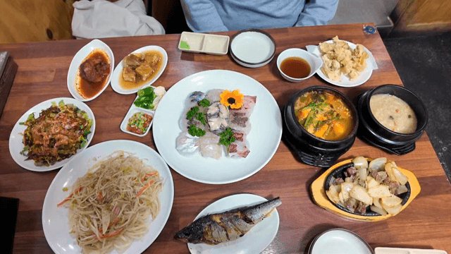 테이블 위 다양한 한식 요리