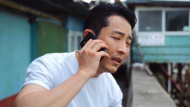 야외에서 전화 통화하는 남자