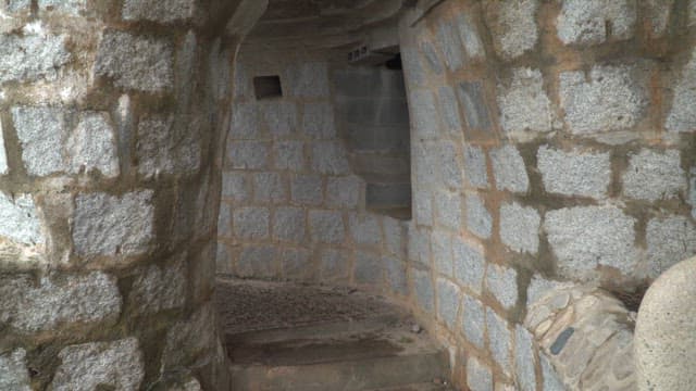 해안 전망으로 이어지는 돌 통로