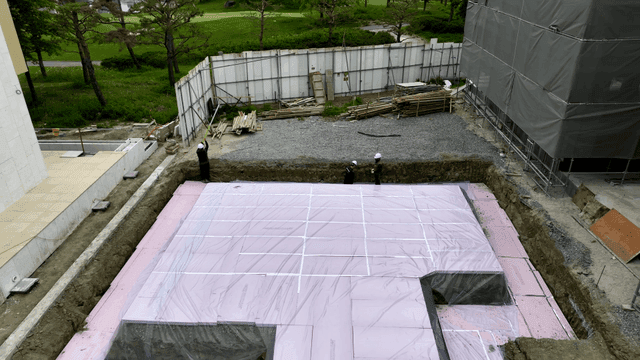 건설 현장에서 단열재를 깔고 있는 작업자들