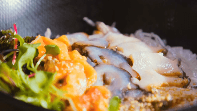 그릇에 담긴 신선한 해산물과 채소