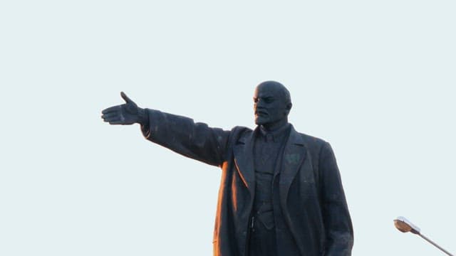 아침 햇빛 속 도시 광장의 레닌 동상