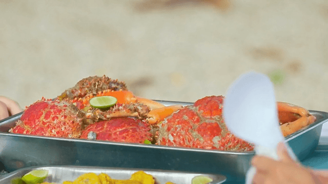 라임 조각이 올려진 신선한 게 요리