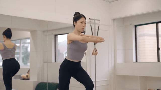 실내에서 필라테스를 하는 여성