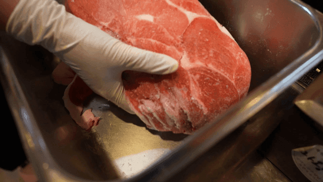 Frozen thinly sliced ​​meat prepared in kitchen