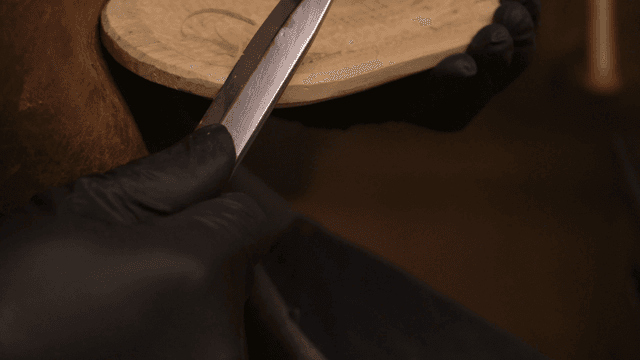 정교한 칼로 나무 조각하는 장인