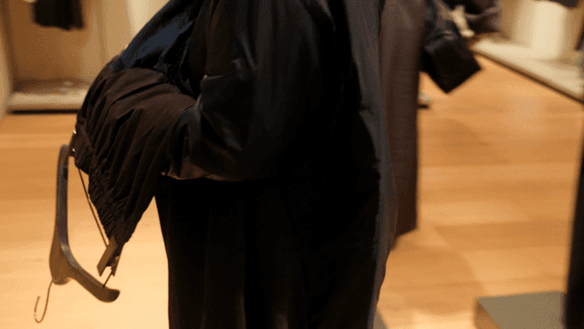 옷을 고르고 매장을 둘러보는 사람