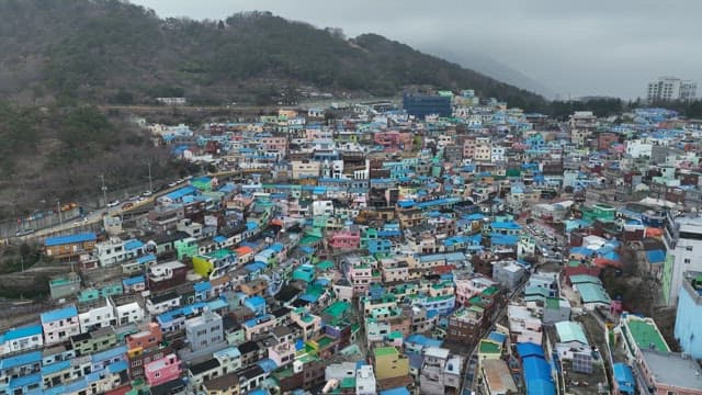 다채로운 지붕의 언덕 마을