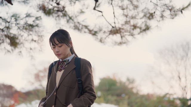 겨울에 이어폰을 꽂고 걷는 학생