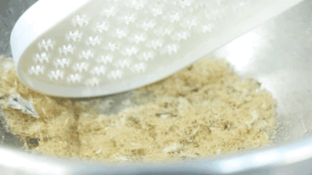 강판으로 북어포 가루를 만드는 장면